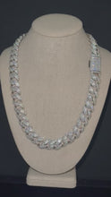 Load and play video in Gallery viewer, Big Round Cuban Link Necklace (18mm)
